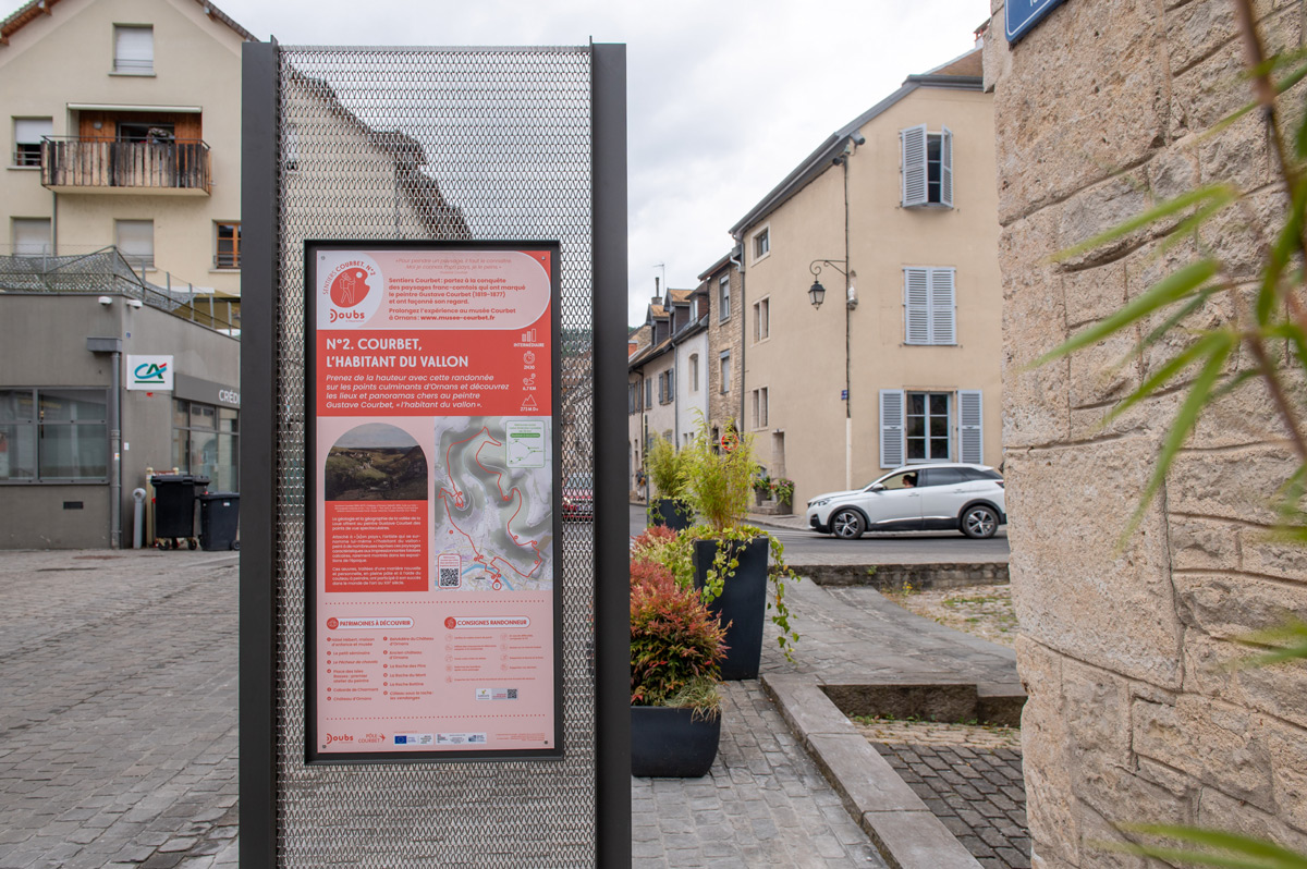 Photo du mobilier de départ des Sentiers Courbet mis en place devant le Musée Courbet à Ornans