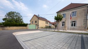 Photo de la place au centre du village de Lomont sur crête