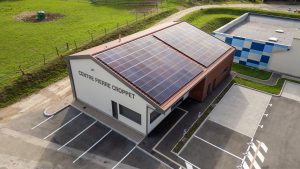 Photo aérienne du batiment ud Centre Pierre Croppet permettant de voir les panneaux solaires sur le toit