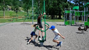 Photo d'enfant jouant sur une aire de loisirs