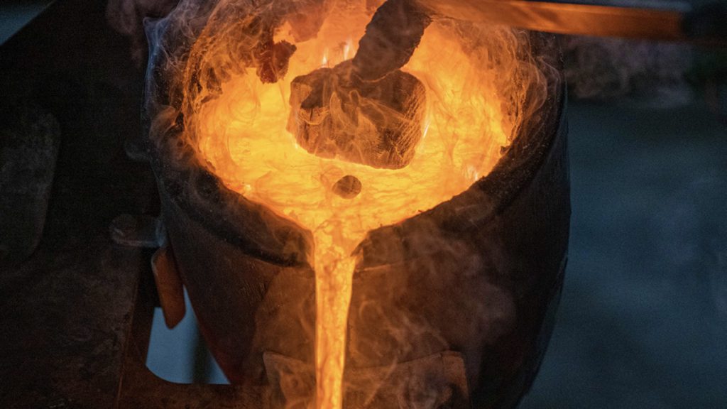 Un chaudron de bronze en fusion 