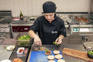 Mélanie prépare les burgers