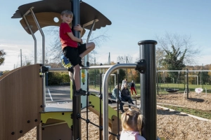 Enfants qui s'amusent dans une aire de jeux