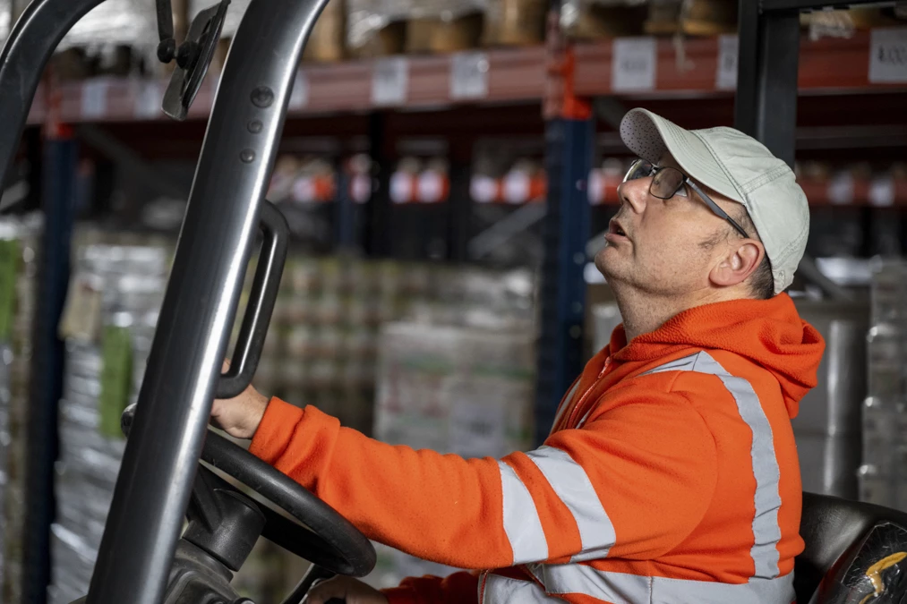  Bénévole de la Banque alimentaire au volant d'un chariot élévateur