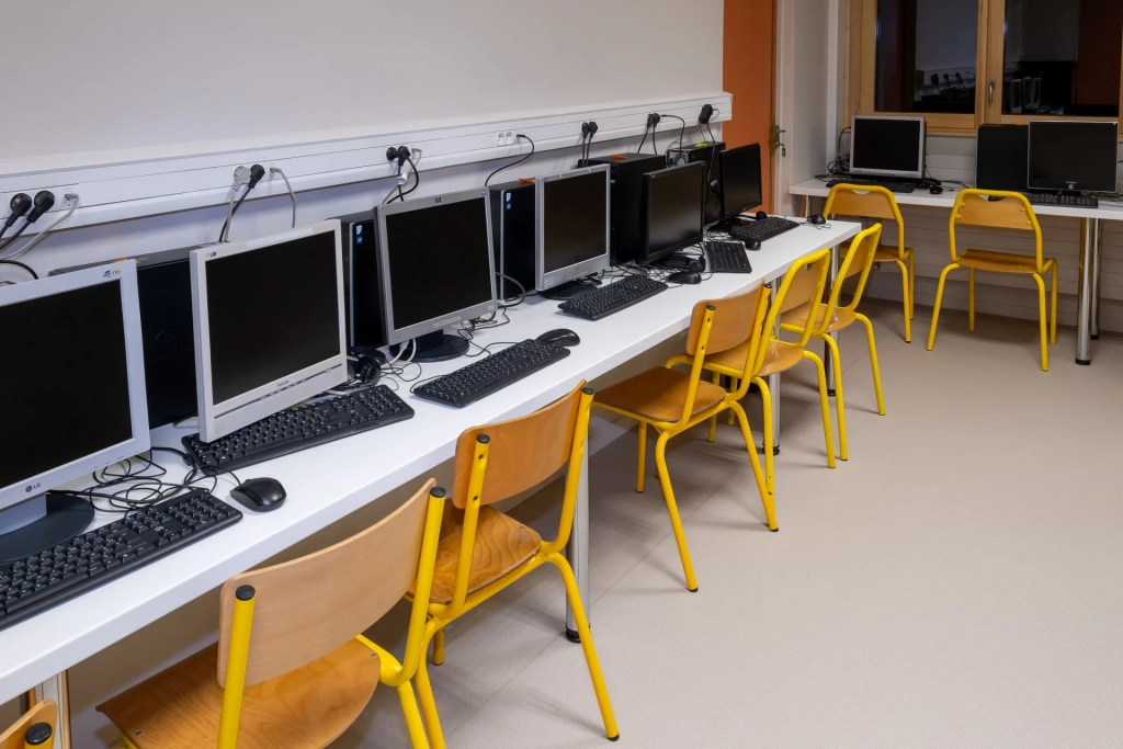 Salle informatique de l'école de Châtillon-le-Duc