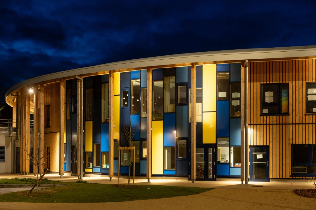 Extérieur de nuit de l'école de Châtillon-le-Duc