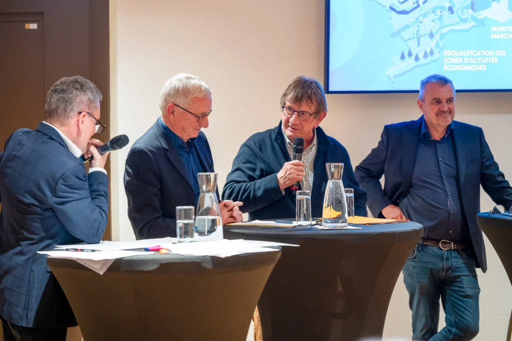 Groupe de personnes au micro