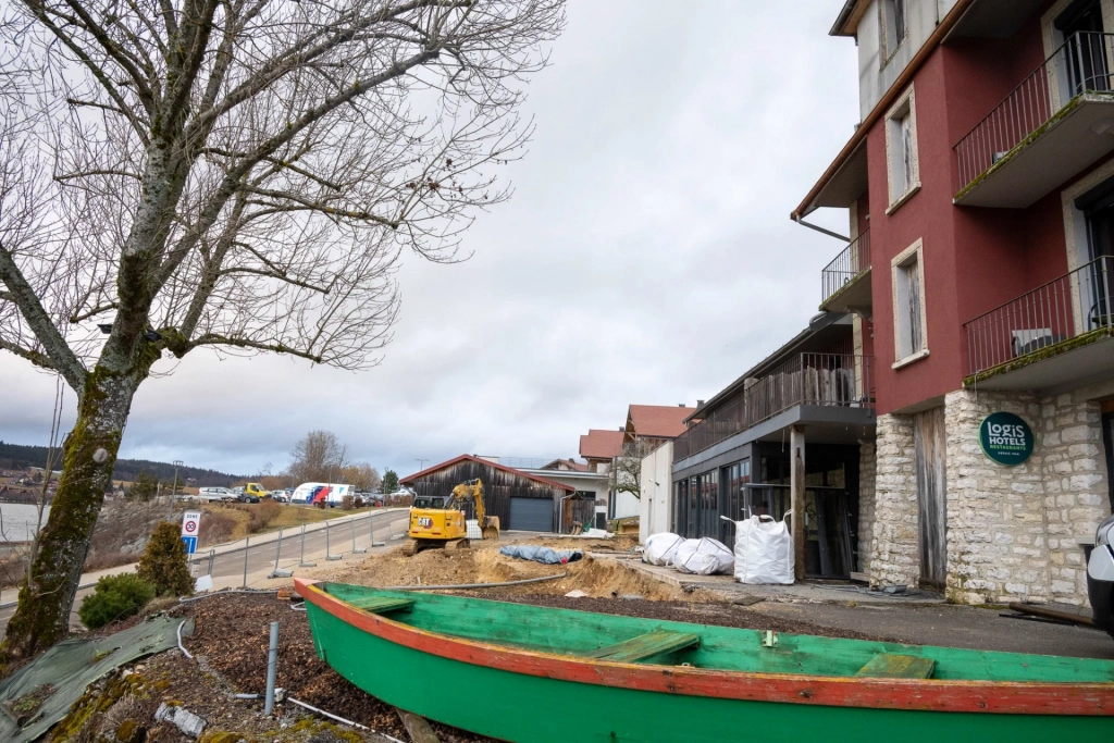 Maison en chantier devant le lac