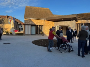Groupe de personnes à l'inauguration du centre de Vaire