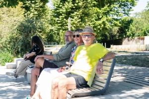 Personnes assises sur un banc
