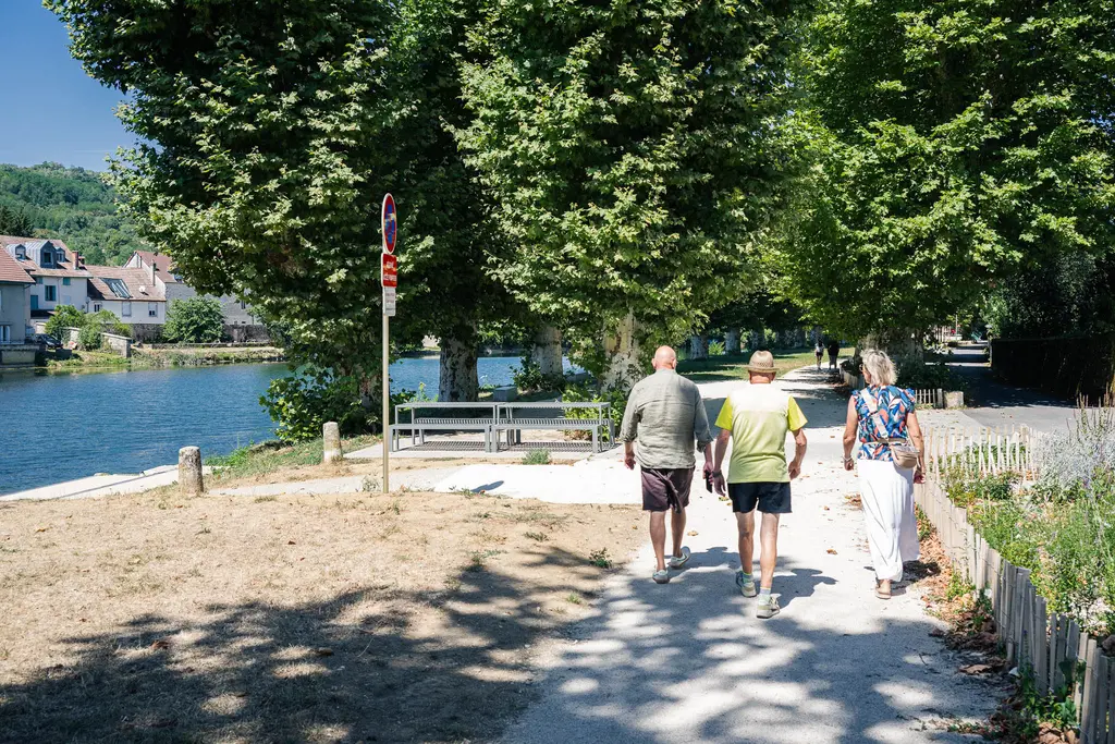 Des piétons sur les berges de la Loue à Quingeya