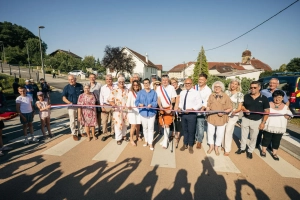 Les élus coupent le ruban d'inauguration