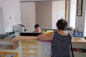 Deux femmes à l'accueil de la mairie