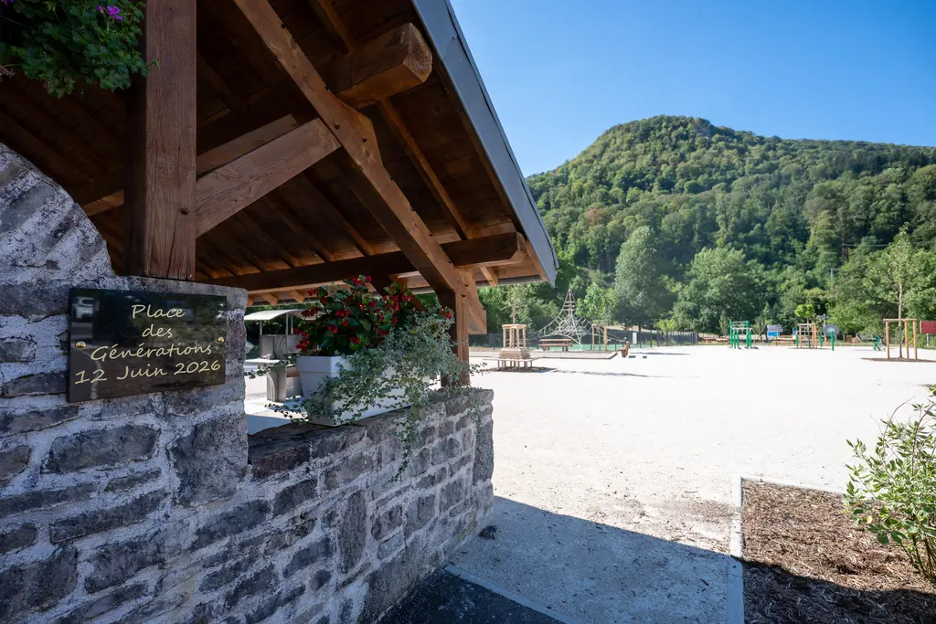 Place dans le village de Fourbanne