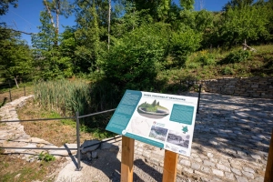 Panneau d'information avant un sentier