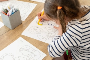 Une jeune fille dessine